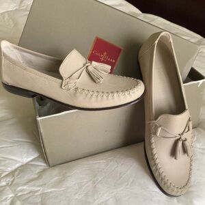Vintage bone shade leather Cole Haan loafer in size 8 1/2 AA